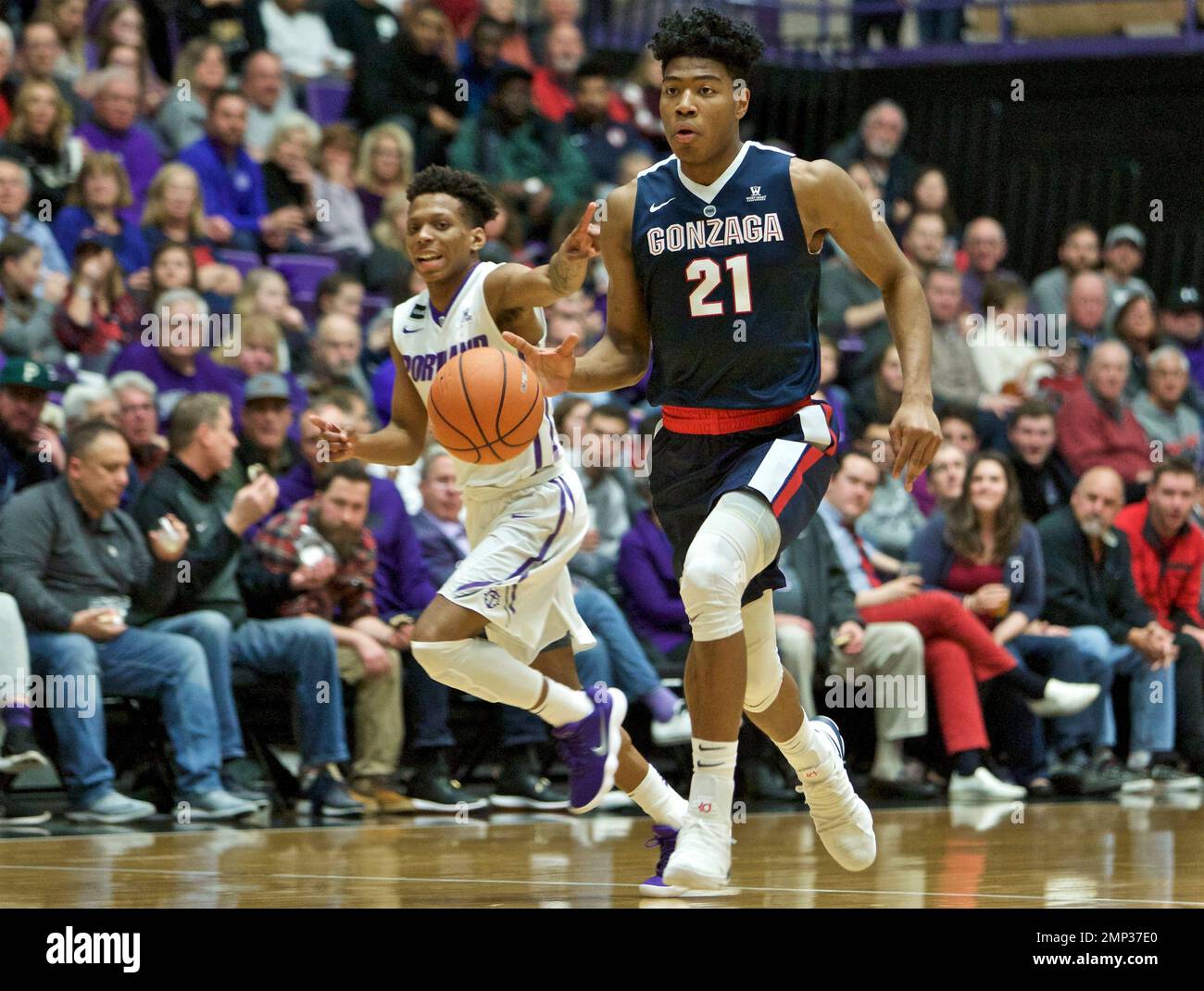 Gonzaga forward Rui Hachimura, right, brings the ball up on front of Portland guard JoJo Walker during the second half of an NCAA college basketball game in Portland, Ore., Thursday, Jan. 25, 2018. (AP Photo/Craig Mitchelldyer) Banque D'Images