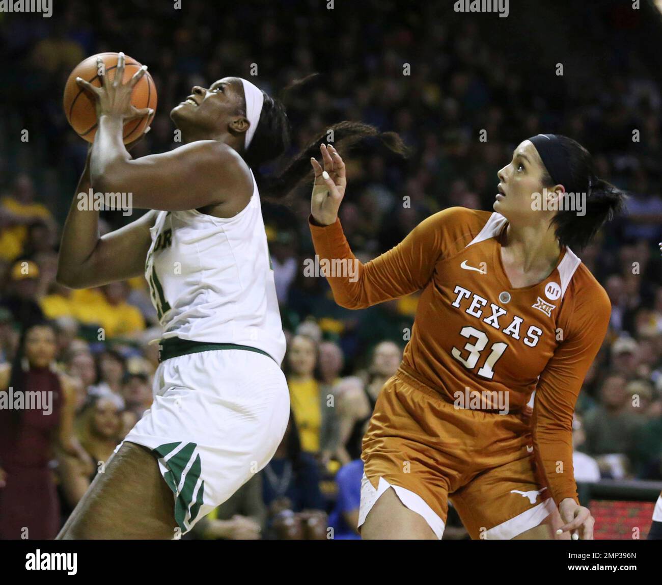 Baylor center Kalani Brown, left, scores in front of Texas forward Audrey-Ann Caron-Goudreau during the second half of an NCAA college basketball game Thursday, Jan. 25, 2018, in Waco, Texas. Baylor won 81-56. (AP Photo/Rod Aydelotte) Banque D'Images