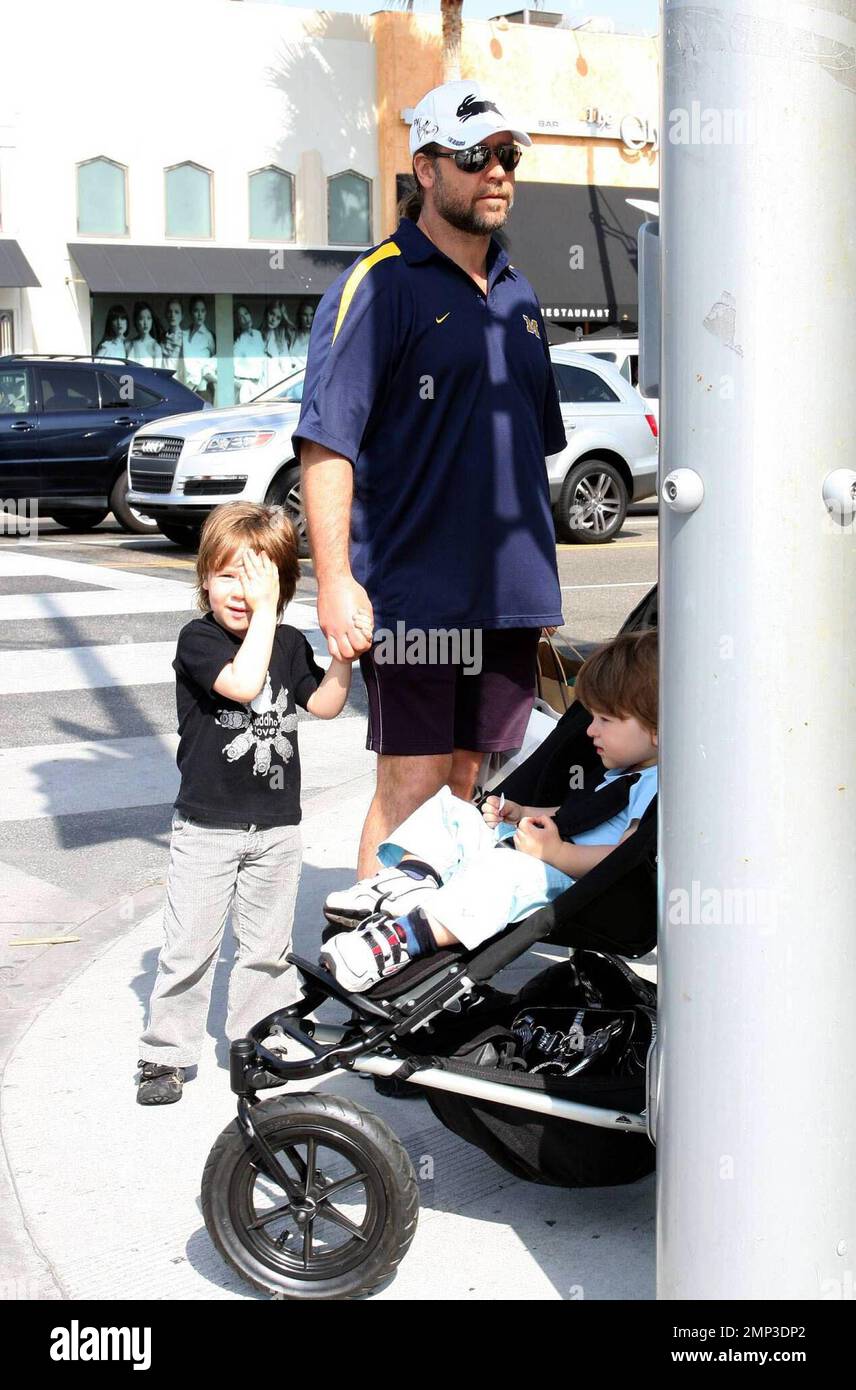 Russell Crowe magasine à Beverly Hills cet après-midi avec sa femme Danielle Spencer et ses enfants Charlie et Tennyson. Ils ont fait des achats à Roots, où ils ont stocké des chaussures pour la famille. Los Angeles, Californie. 4/15/08. Banque D'Images