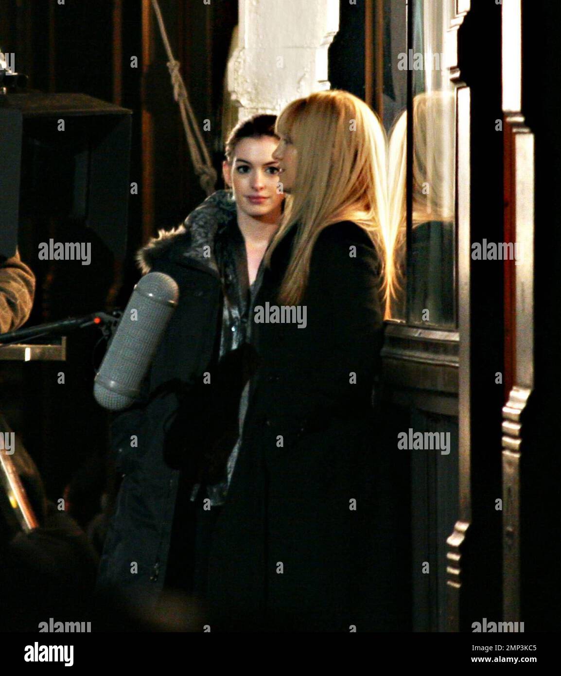 Exclusif !! Kate Hudson et Anne Hathaway photographent une scène pour Bride Wars. Boston, Ma. 4/24/08. Banque D'Images