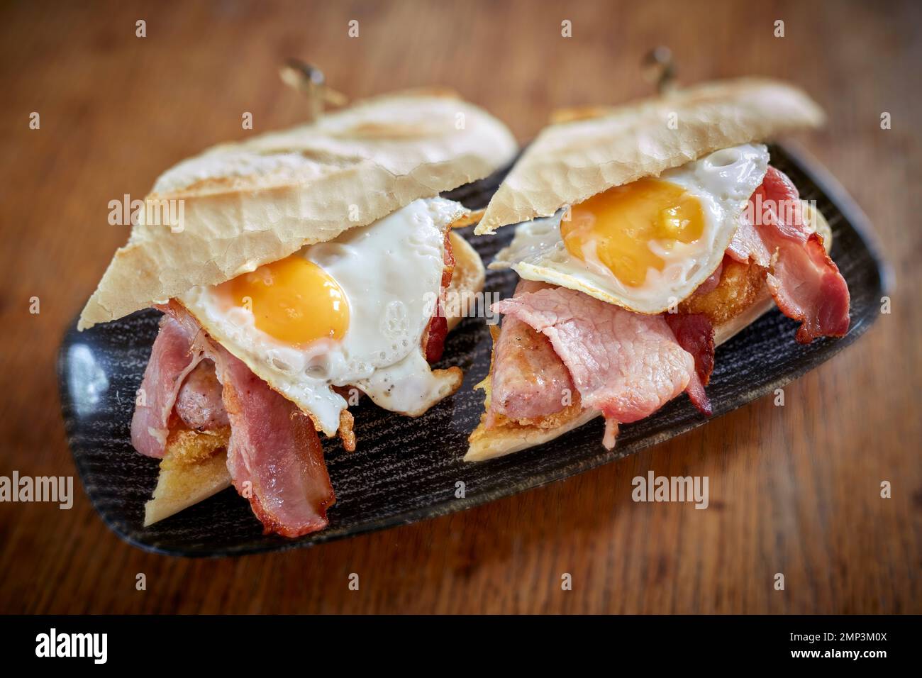 Petit déjeuner brunch sauté pub gastro plein anglais haricots bap tomate noir pudding pomme de terre hash brun œuf brouillés bacon savoureux repas classique Banque D'Images