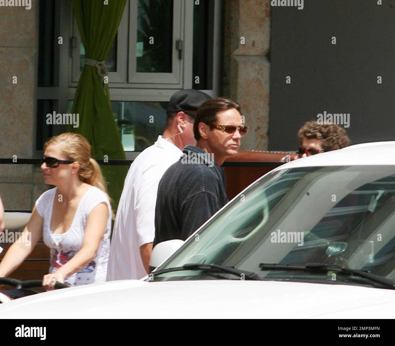 Jim Carrey filme « I Love You Phillip Morris » dans le quartier art déco d'Ocean Drive à Miami Beach. Le film est l'histoire de Steven Russel, un homme marié et père d'un qui est tombé amoureux de son compagnon de cellule, Phillip Morris. Russel avait toujours su qu'il était gay et quand il et Morris ont été jetés ensemble dans une prison à Houston étincelles mouche. Le livre dans lequel le film est basé sur des chroniques de Russel spectaculaire vacances de prison dans lequel il fera tout ce qu'il peut être avec le Morris libéré, chaque pause qui a lieu un vendredi le 13th. Miami, FL 4/28/08 Banque D'Images