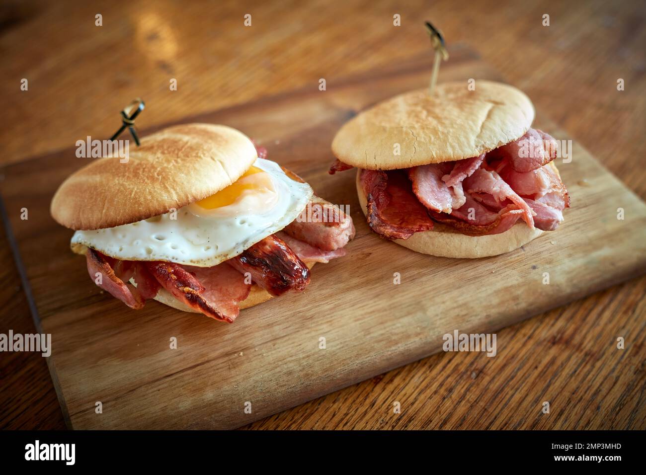 Petit déjeuner brunch sauté pub gastro plein anglais haricots bap tomate noir pudding pomme de terre hash brun œuf brouillés bacon savoureux repas classique Banque D'Images