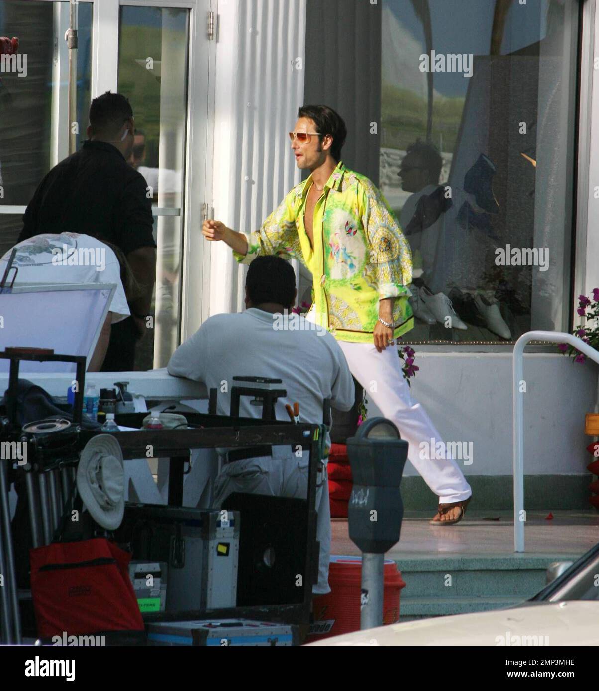 Jim Carrey filme « I Love You Phillip Morris » dans le quartier art déco d'Ocean Drive à Miami Beach. Le film est l'histoire de Steven Russel, un homme marié et père d'un qui est tombé amoureux de son compagnon de cellule, Phillip Morris. Russel avait toujours su qu'il était gay et quand il et Morris ont été jetés ensemble dans une prison à Houston étincelles mouche. Le livre dans lequel le film est basé sur des chroniques de Russel spectaculaire vacances de prison dans lequel il fera tout ce qu'il peut être avec le Morris libéré, chaque pause qui a lieu un vendredi le 13th. Miami, FL 4/28/08 Banque D'Images