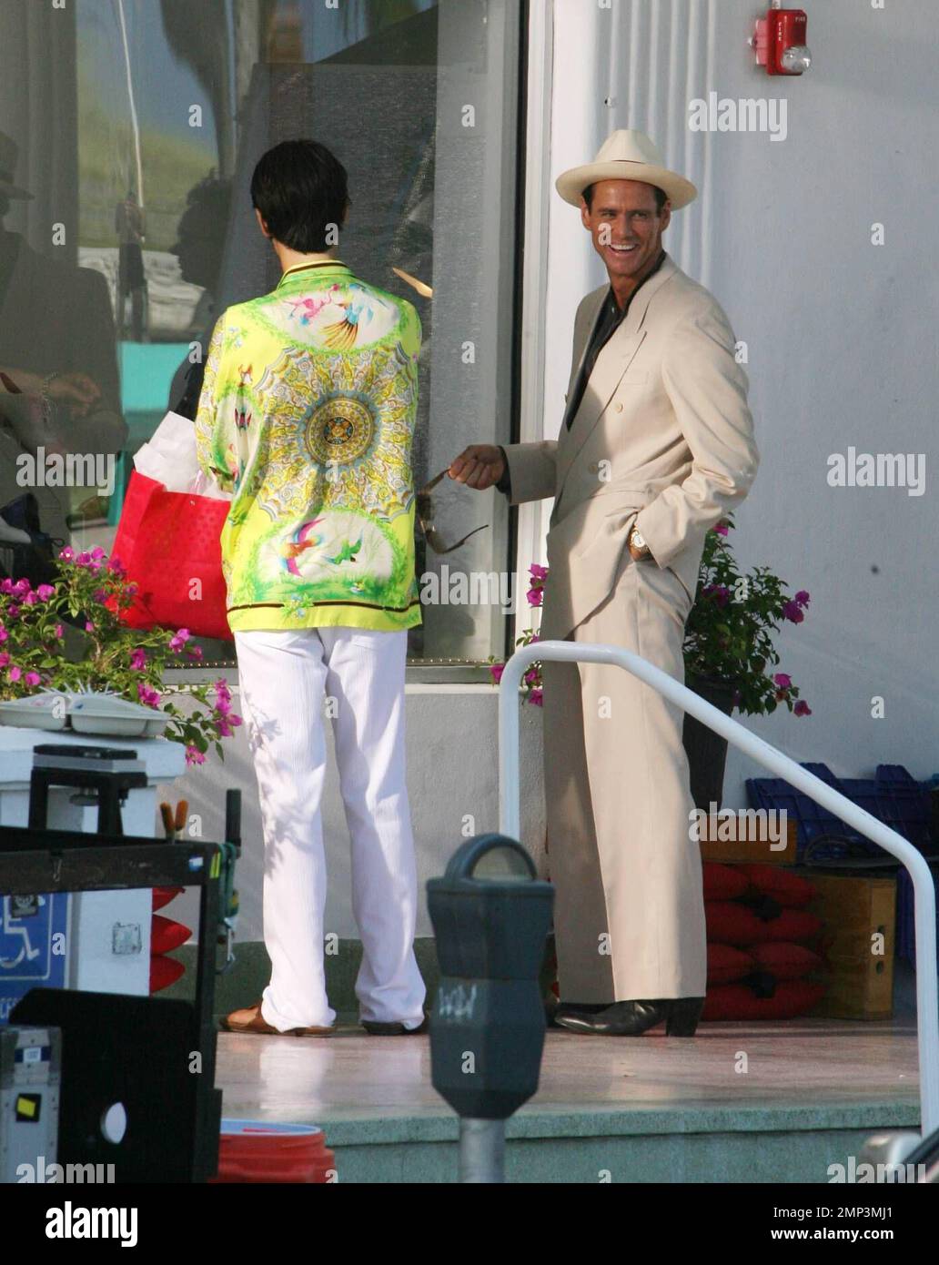 Jim Carrey filme « I Love You Phillip Morris » dans le quartier art déco d'Ocean Drive à Miami Beach. Le film est l'histoire de Steven Russel, un homme marié et père d'un qui est tombé amoureux de son compagnon de cellule, Phillip Morris. Russel avait toujours su qu'il était gay et quand il et Morris ont été jetés ensemble dans une prison à Houston étincelles mouche. Le livre dans lequel le film est basé sur des chroniques de Russel spectaculaire vacances de prison dans lequel il fera tout ce qu'il peut être avec le Morris libéré, chaque pause qui a lieu un vendredi le 13th. Miami, FL 4/28/08 Banque D'Images