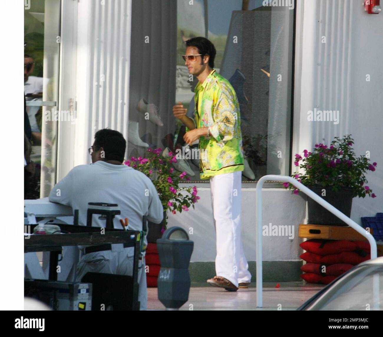 Jim Carrey filme « I Love You Phillip Morris » dans le quartier art déco d'Ocean Drive à Miami Beach. Le film est l'histoire de Steven Russel, un homme marié et père d'un qui est tombé amoureux de son compagnon de cellule, Phillip Morris. Russel avait toujours su qu'il était gay et quand il et Morris ont été jetés ensemble dans une prison à Houston étincelles mouche. Le livre dans lequel le film est basé sur des chroniques de Russel spectaculaire vacances de prison dans lequel il fera tout ce qu'il peut être avec le Morris libéré, chaque pause qui a lieu un vendredi le 13th. Miami, FL 4/28/08 Banque D'Images