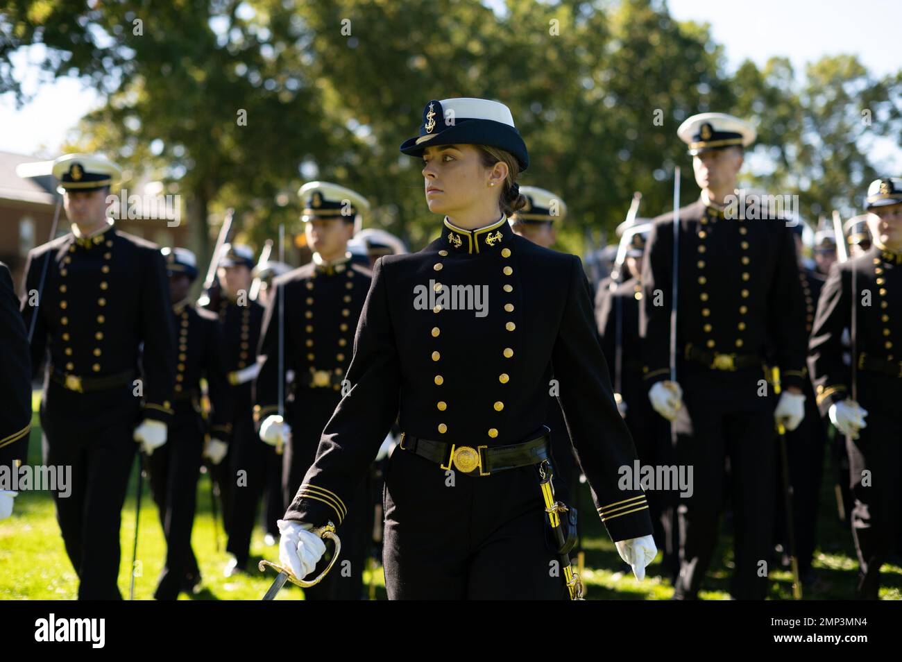 Le corps des cadets de l'Académie de la Garde côtière marche en formation lors d'une revue régimentaire, le 8 octobre 2022. Banque D'Images