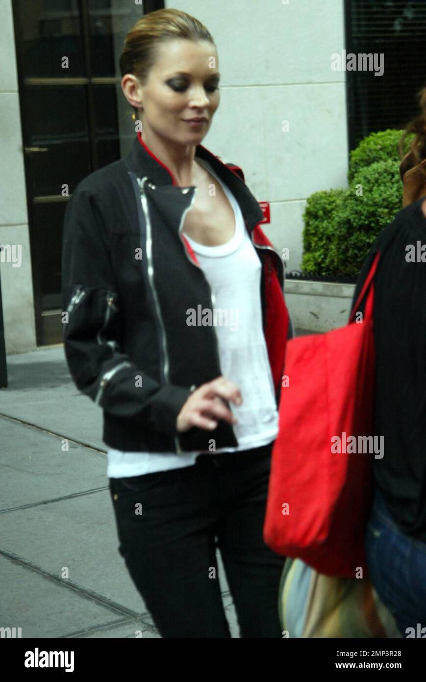 La Kate Moss, apparemment sans soutien-gorge, porte un t-shirt très  révélateur alors qu'elle quitte son hôtel de Manhattan. New York, NY.  6/4/08 Photo Stock - Alamy