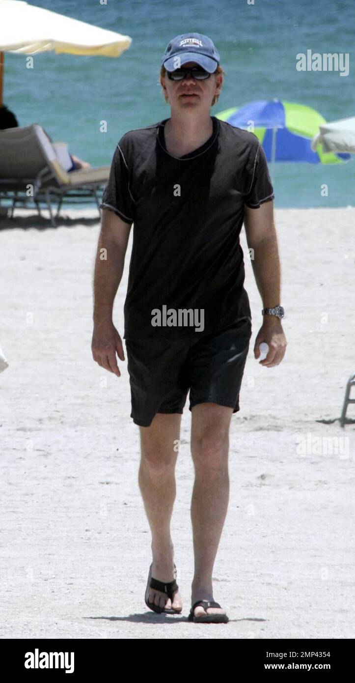 Exclusif !! L'acteur CSI de Miami, David Caruso, et la nouvelle petite amie, l'impressionnante actrice Amina Islam, partagent un baiser après avoir passé la journée ensemble à se détendre au soleil sur Miami Beach. Le couple date depuis mai. Caruso s'est séparée de sa petite amie de longue date et mère de deux de ses enfants Lisa Marquez juste avant qu'elle ne donne naissance à leur deuxième enfant, fille Paloma. Les rapports sont la division en décembre était due à CarusoÕs proximité avec un cadre de Miami dans lequel il avait une brève relation avec avant de rencontrer l'Islam. Miami, FL 6/22/08 Banque D'Images