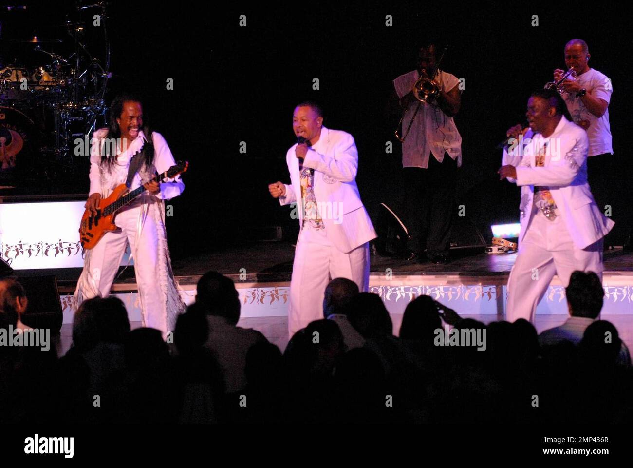 Exclusif !! Verdin White, Ralph Johnson, et Phillip Bailey, (de gauche à droite) les trois membres originaux de la lengendry Earth, Wind, and Fire, sont accueillis par un public d'adoration avant de faire monter les choses en puissance au Greek Theatre, Los Angeles, CA 6/22/08. Banque D'Images