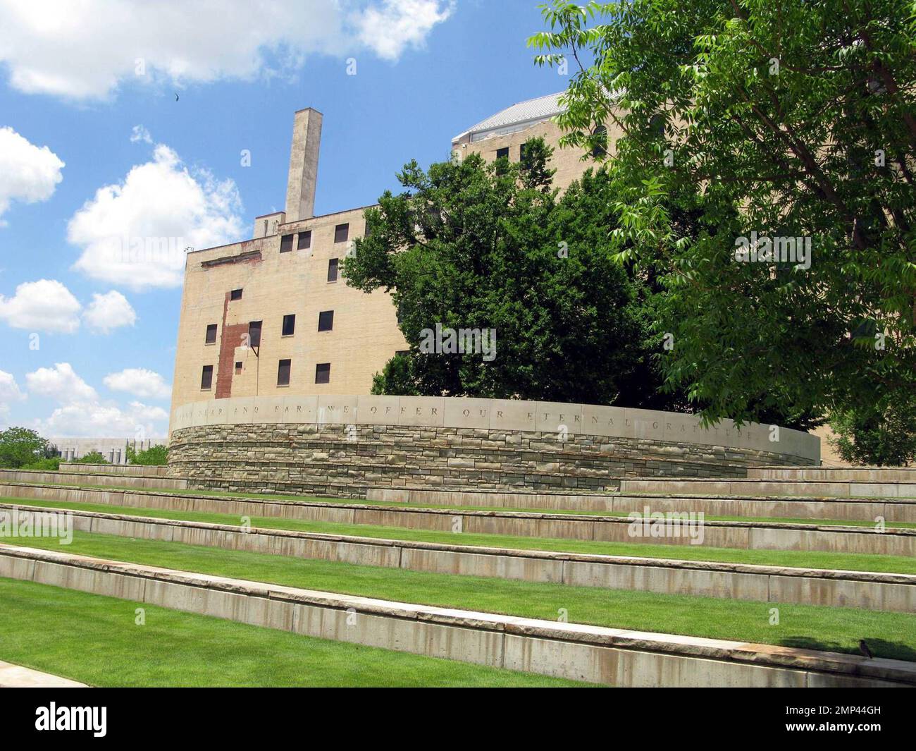 Il s'agit du Mémorial national de l'Oklahoma qui rend hommage aux victimes, aux survivants, aux sauveteurs et à tous ceux qui ont été changés pour toujours sur 19 avril 1995 à la suite du bombardement du bâtiment fédéral Alfred P. Murrah, capturant et préservant pour toujours le lieu et les événements qui ont eu lieu. Le mémorial, où le bâtiment était autrefois, comprend « les portes du temps », des portes jumelles qui encadrent le moment de la destruction, à 9:02 du matin, et marquent les entrées officielles du Mémorial. La porte est représente 9 h 01 et l'innocence de la ville avant l'attaque. La porte ouest représente 9 h 03, le moment après le W Banque D'Images