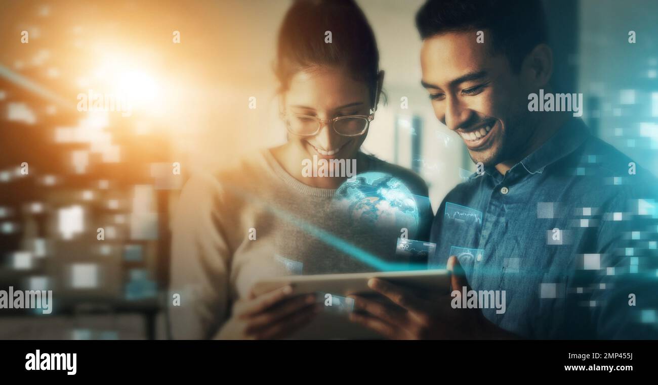 Des professionnels créatifs, des tablettes et des innovations futures pour la mise en réseau, la planification ou la collaboration la nuit en double exposition. Équipe développant la mise en route Banque D'Images
