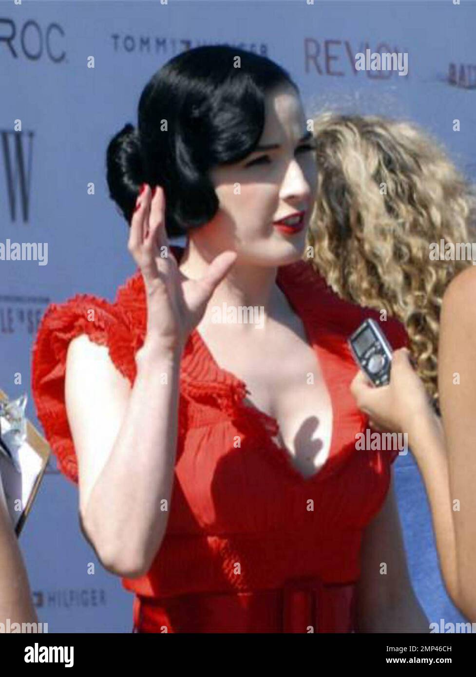 DITA Von Teese, Charlize Theron et Gabrielle Reece (avec leur fille Brody JO Hamilton) assistent à la première du nouveau film "Battle in Seattle" parrainé par Tommy Hilfiger et Revlon à Malibu, CA. 6/29/08. Banque D'Images