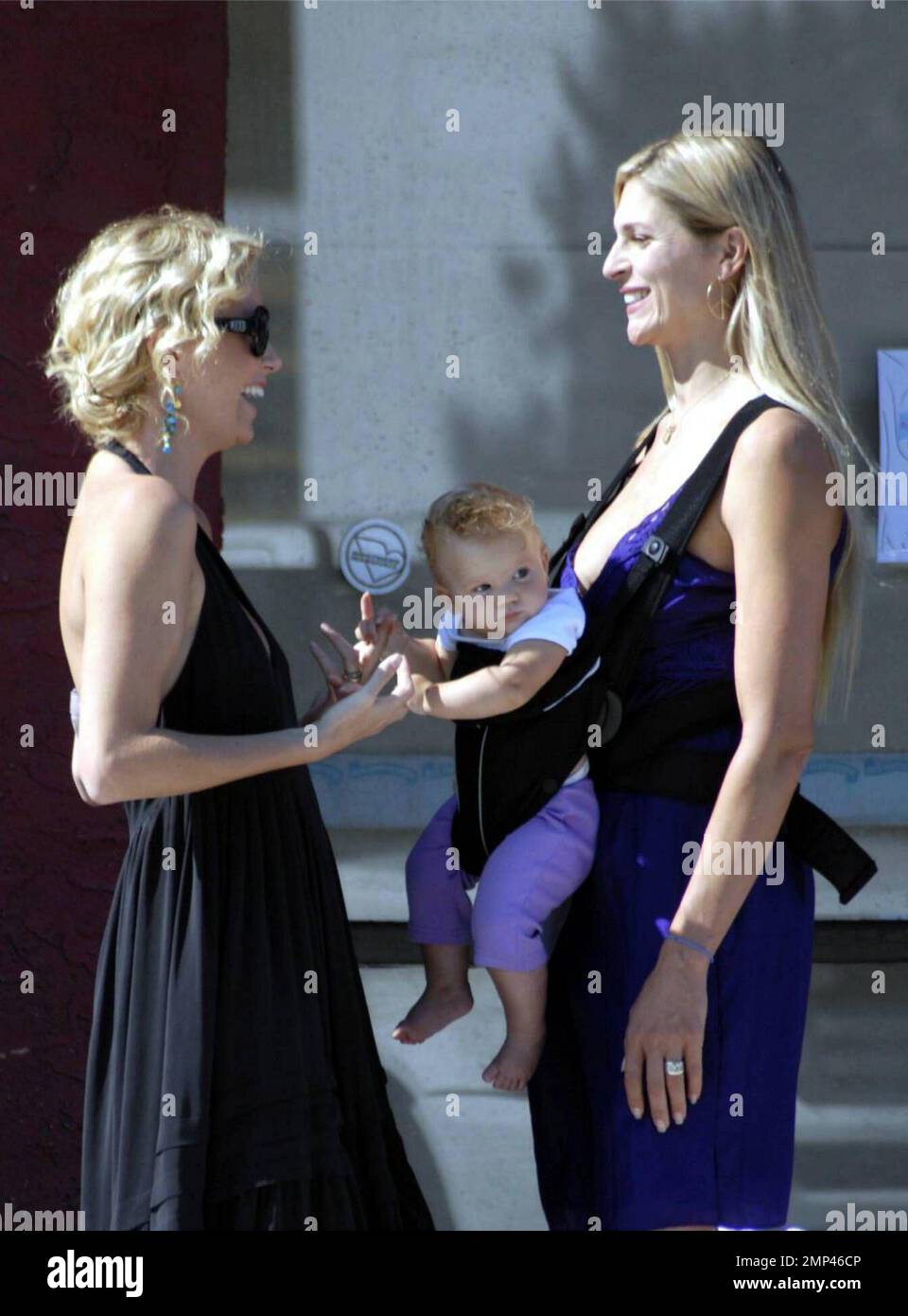 DITA Von Teese, Charlize Theron et Gabrielle Reece (avec leur fille Brody JO Hamilton) assistent à la première du nouveau film "Battle in Seattle" parrainé par Tommy Hilfiger et Revlon à Malibu, CA. 6/29/08. Banque D'Images