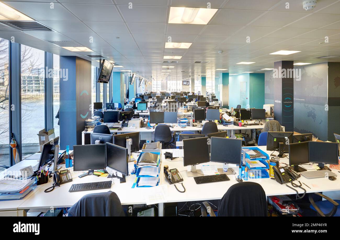 les bureaux les terminaux de l'écran de commerce d'affaires ville d'argent vide d'échange d'actions banque d'investissement banques fenêtres modernes vue londres capital haie Banque D'Images