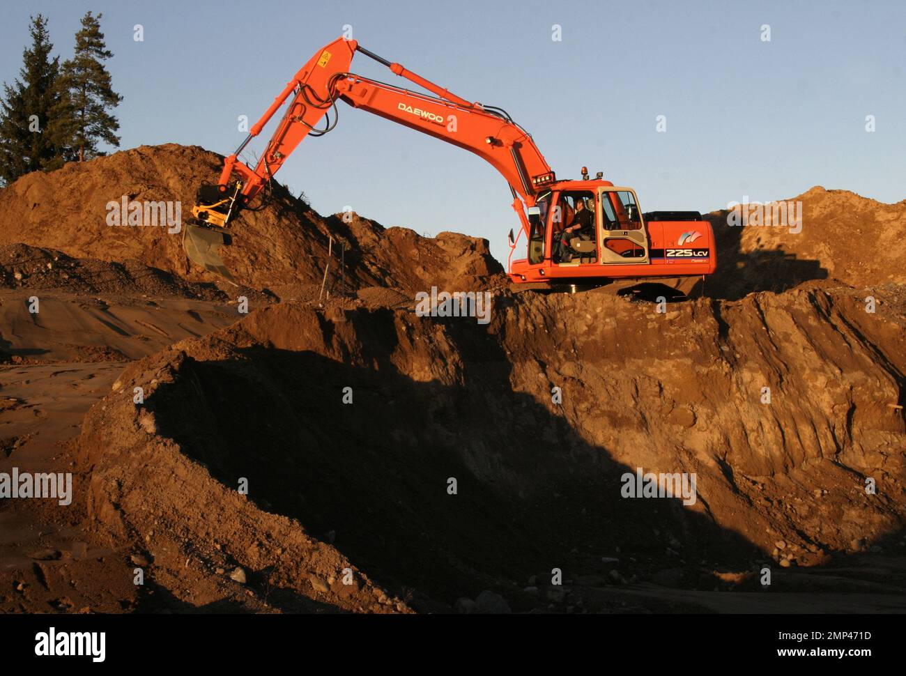 Différentes machines dans une fosse de gravier. Sur la photo: Daewoo Doosan Solar 225 lc-v excavatrice. Banque D'Images