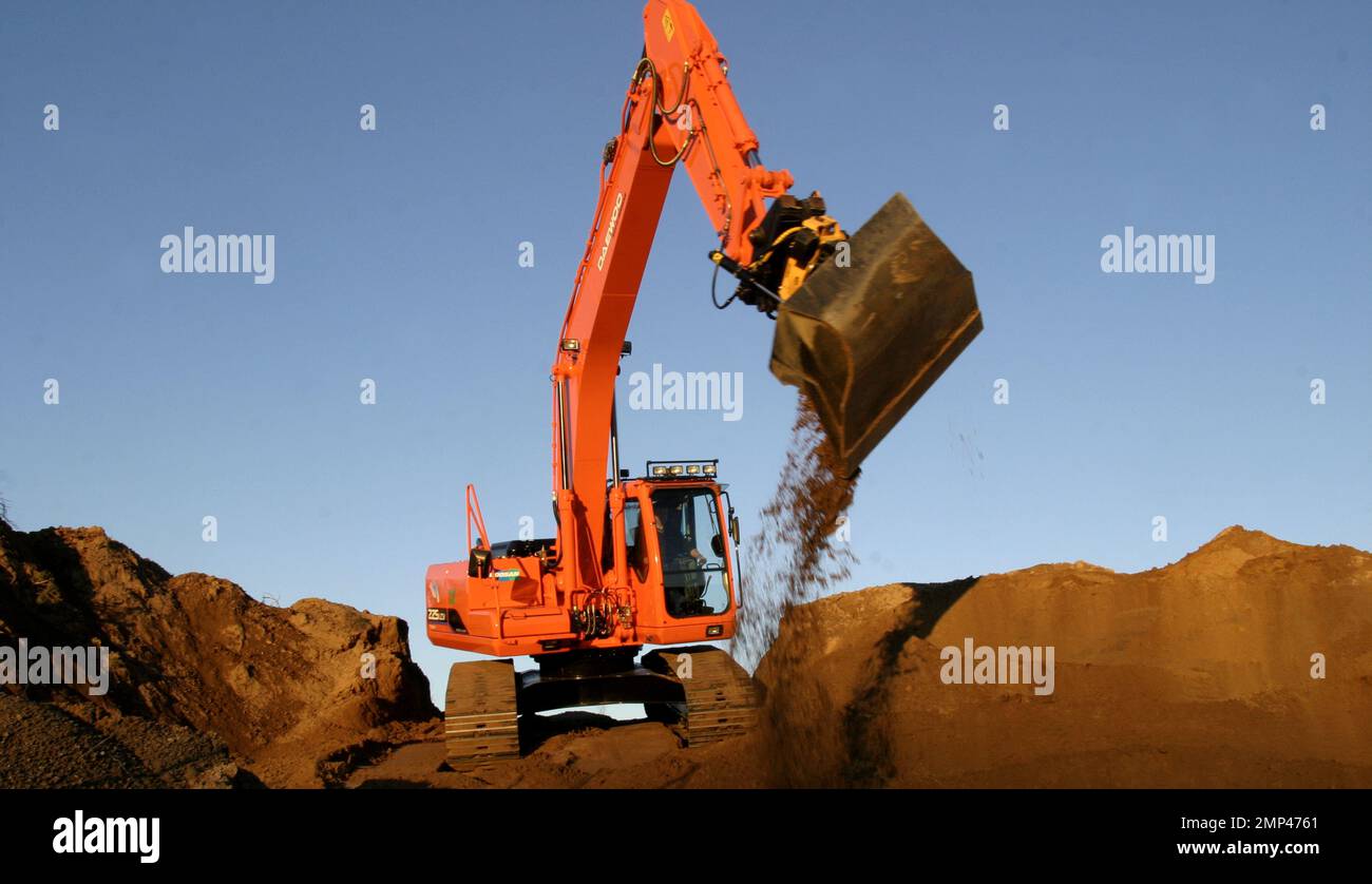 Différentes machines dans une fosse de gravier. Sur la photo: Daewoo Doosan Solar 225 lc-v excavatrice. Banque D'Images
