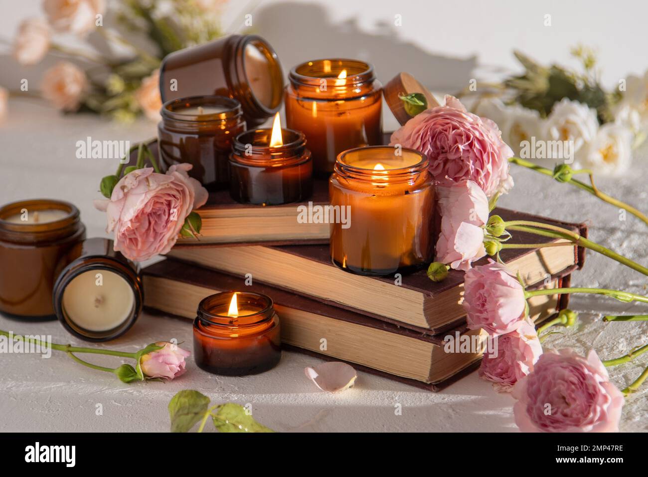 Un ensemble de bougies parfumées dans des pots en verre brun. Bougie parfumée faite à la main. Les bougies de soja brûlent dans un pot. Aromathérapie et détente au spa et à la maison. Faire feu dans un pot brun. Banque D'Images