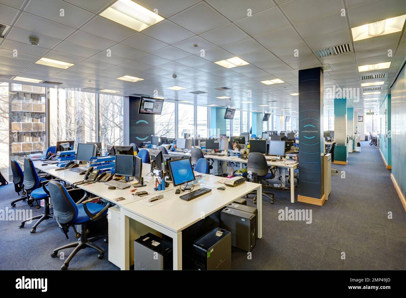 les bureaux les terminaux de l'écran de commerce d'affaires ville d'argent vide d'échange d'actions banque d'investissement banques fenêtres modernes vue londres capital haie Banque D'Images