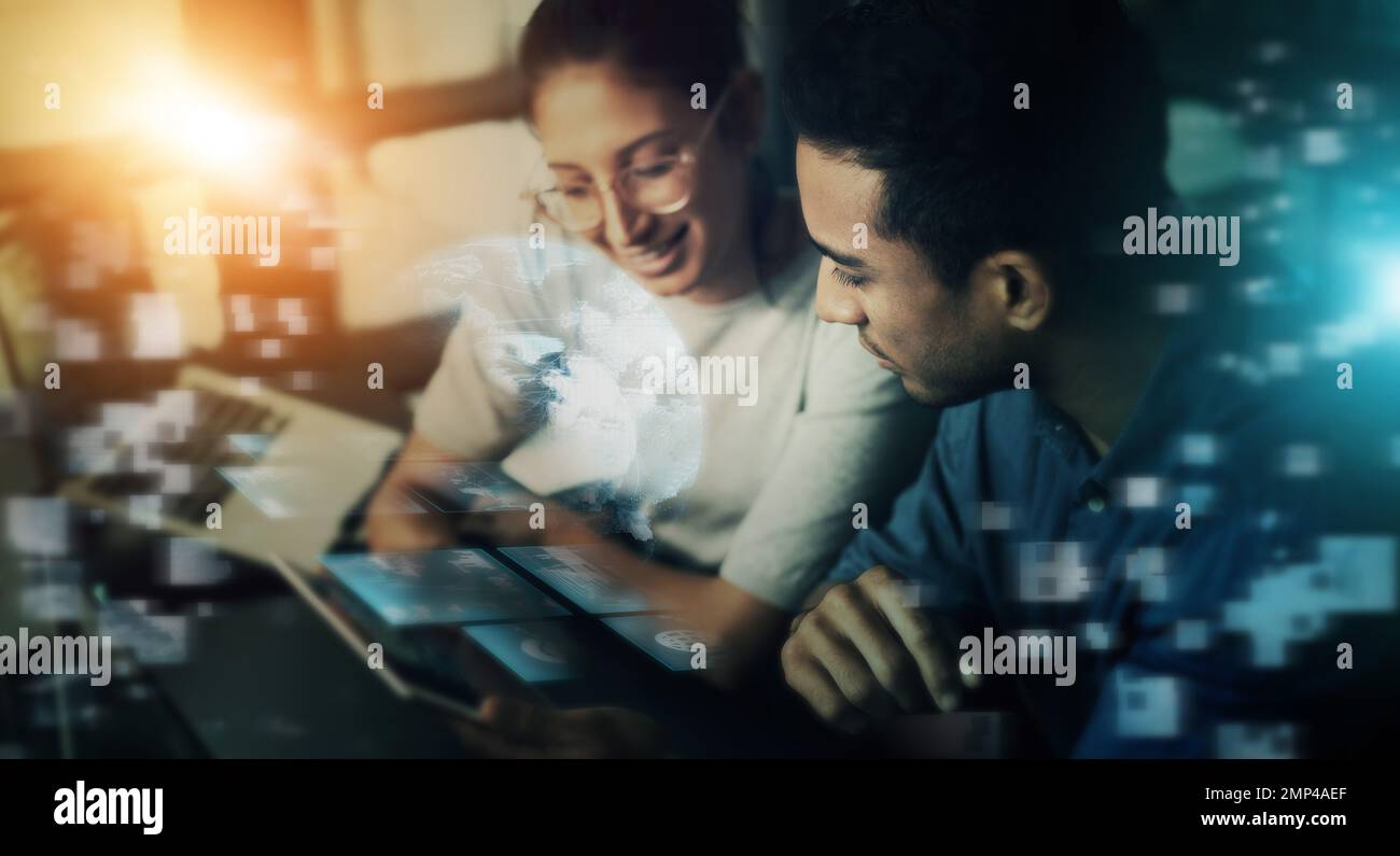 Des professionnels créatifs, des tablettes et des réseaux futurs dans la planification ou la collaboration de nuit en double exposition. Développer une équipe dans la stratégie de démarrage Banque D'Images