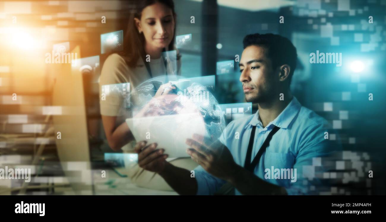 Des professionnels créatifs, des tablettes et la planification du marketing numérique pour une mise en réseau ou une collaboration à l'échelle mondiale la nuit en double exposition Banque D'Images