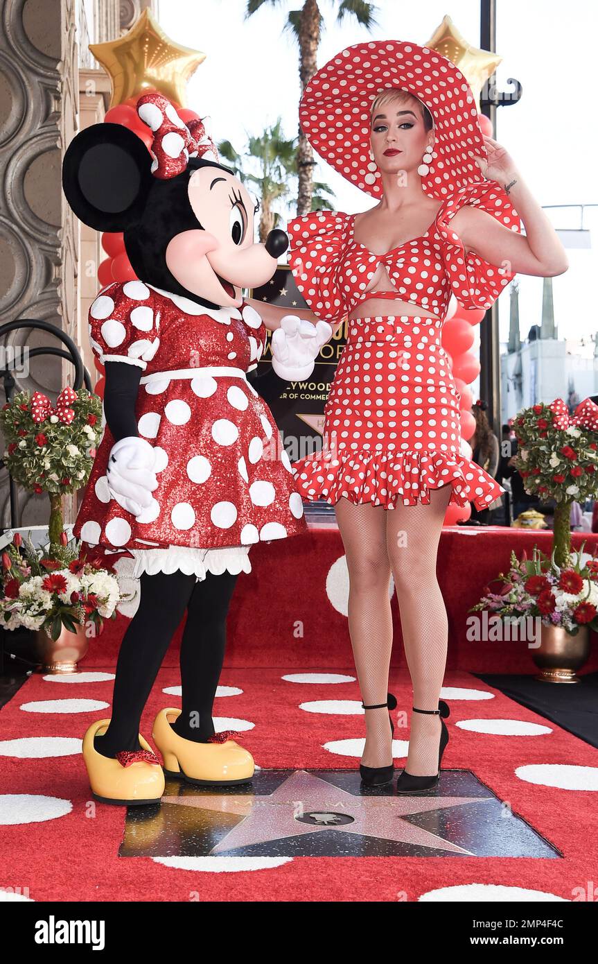 Minnie Mouse, left, and Katy Perry attend a ceremony honoring Minnie with a star on the Hollywood Walk of Fame on Monday, Jan. 22, 2018, in Los Angeles. (Photo by Richard Shotwell/Invision/AP) Banque D'Images