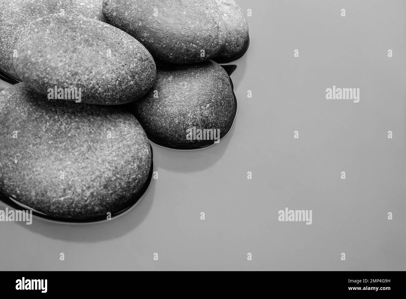 Pierres dans l'eau, espace pour le texte. Style de vie zen Banque D'Images