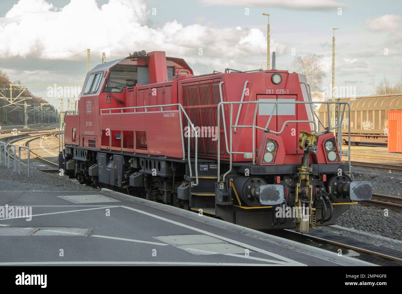 Allemagne juin 2020: Une locomotive diesel sur un vieux chantier de fret Banque D'Images