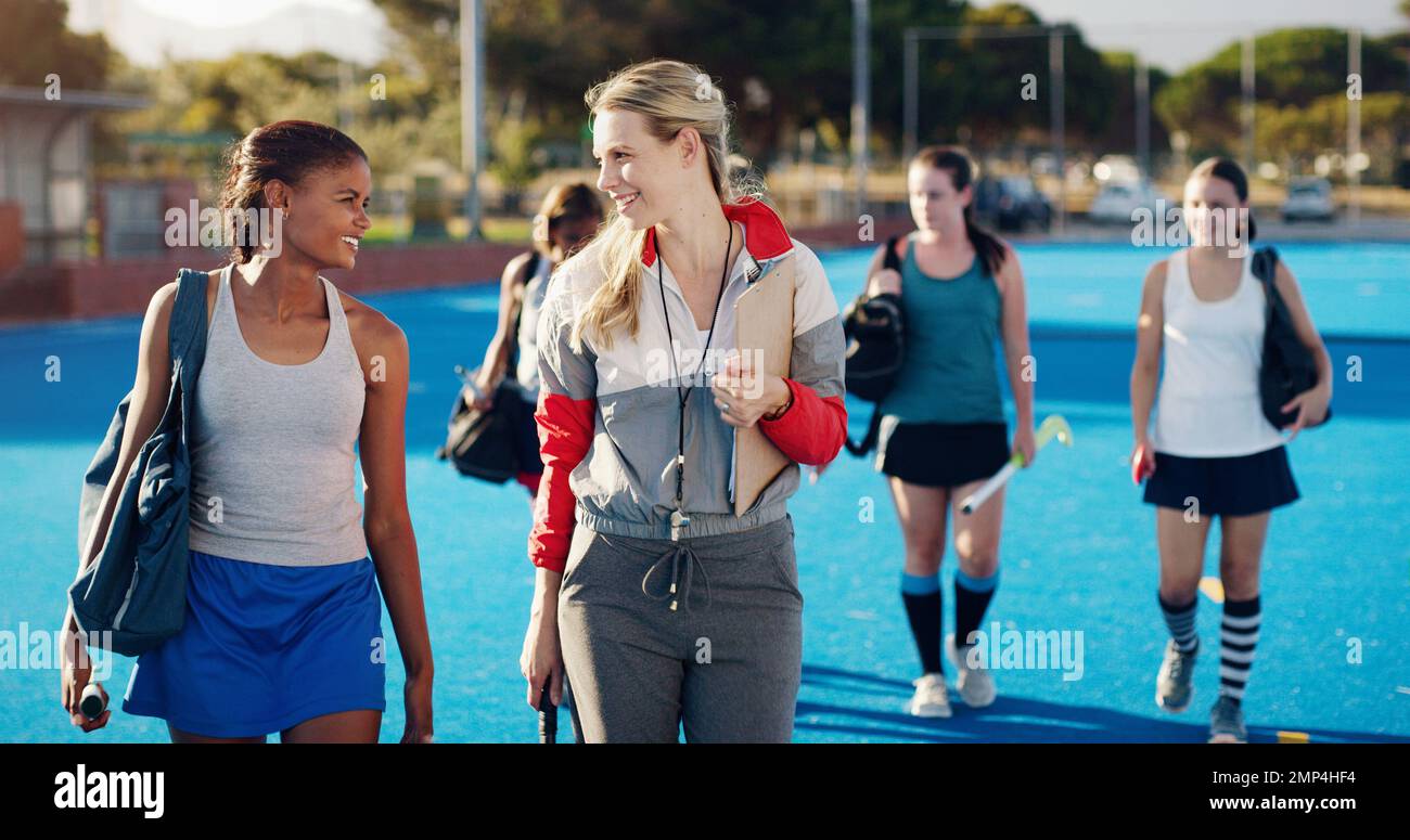 Chef d'équipe, hockey et collaboration avec le joueur dans une discussion heureuse pour l'entraînement ou le travail d'équipe en plein air. Un entraîneur de sports de fitness parle avec Banque D'Images