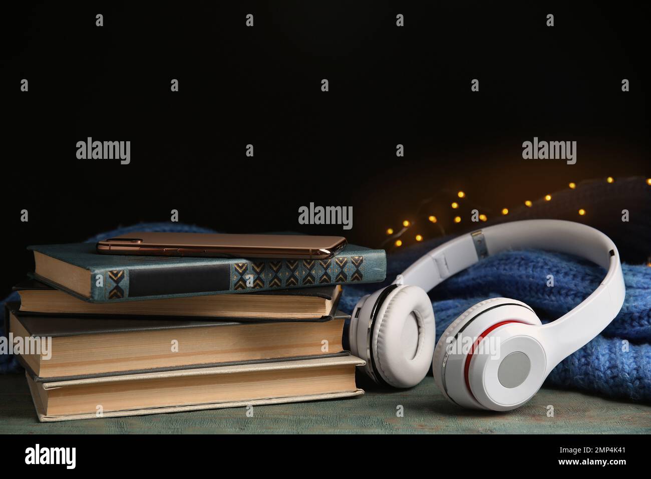Livres, écouteurs et téléphone portable sur une table en bois bleu clair Banque D'Images