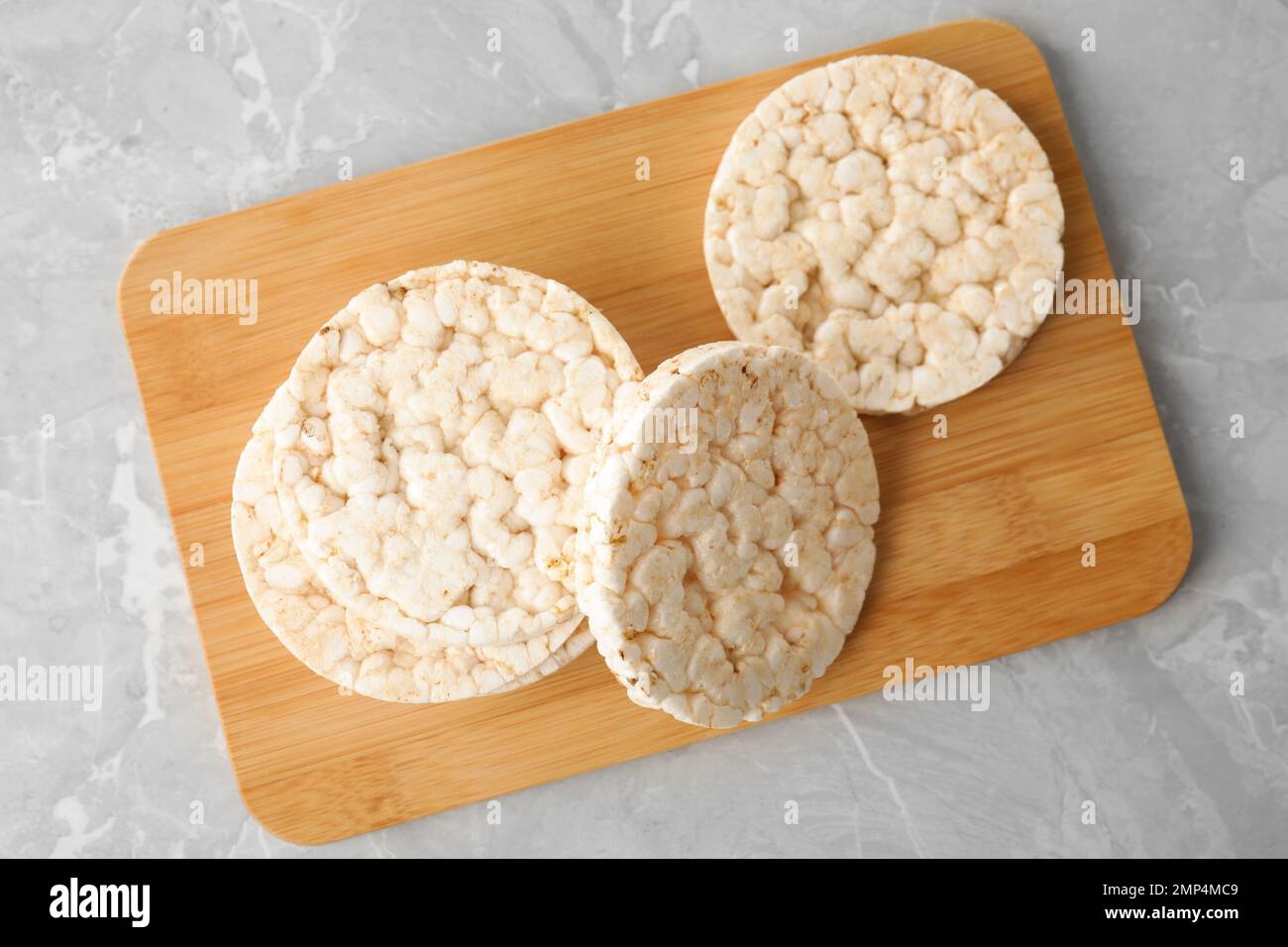 Croquant gâteaux de riz sur une table en marbre gris, vue du dessus Banque D'Images