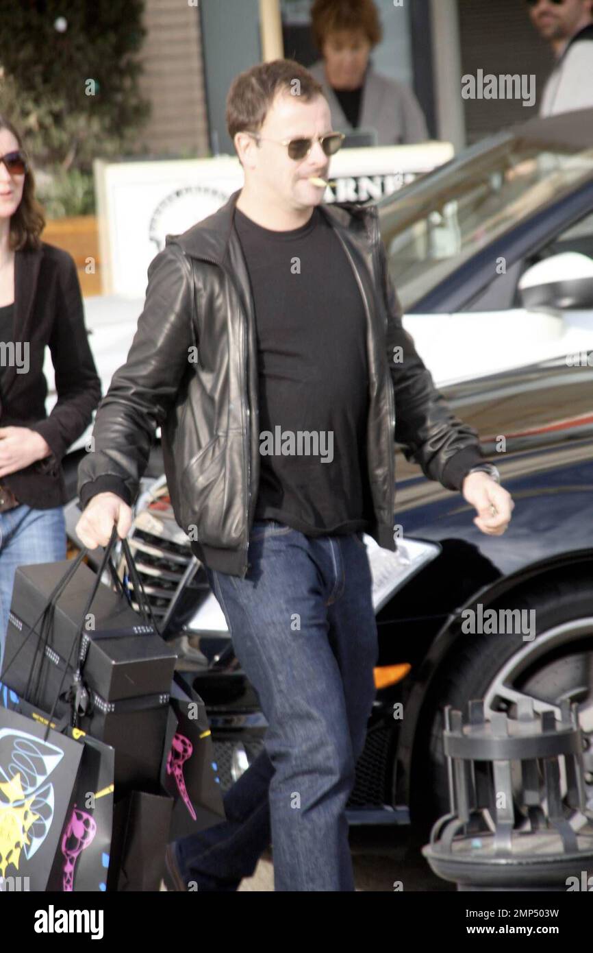 La star d'Eli Stone et ex d'Angelina Jolie, l'acteur britannique Johnny Lee Miller fait ses courses de Noël de dernière minute à Barney's New York avec des amis à Los Angeles, en Californie. 12/23/08. Banque D'Images