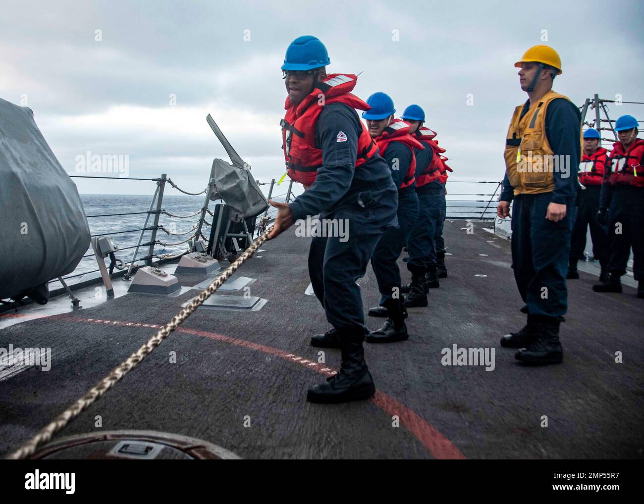 221009-N-XK462-1037 OCÉAN PACIFIQUE (9 OCTOBRE 2022) ÉTATS-UNIS Les marins montent la ligne pendant une reconstitution en cours à bord du destroyer de missile guidé de classe Arleigh Burke USS Wayne E. Meyer (DDG 108). Wayne E. Meyer travaille actuellement avec Nimitz Carrier Strike Group en vue d'un déploiement à venir. Banque D'Images