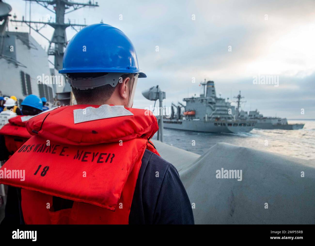 221009-N-XK462-1018 OCÉAN PACIFIQUE (9 OCTOBRE 2022) ÉTATS-UNIS Les marins participent à une reconstitution en cours à bord du destroyer de missile guidé de classe Arleigh Burke USS Wayne E. Meyer (DDG 108). Wayne E. Meyer travaille actuellement avec Nimitz Carrier Strike Group en vue d'un déploiement à venir. Banque D'Images