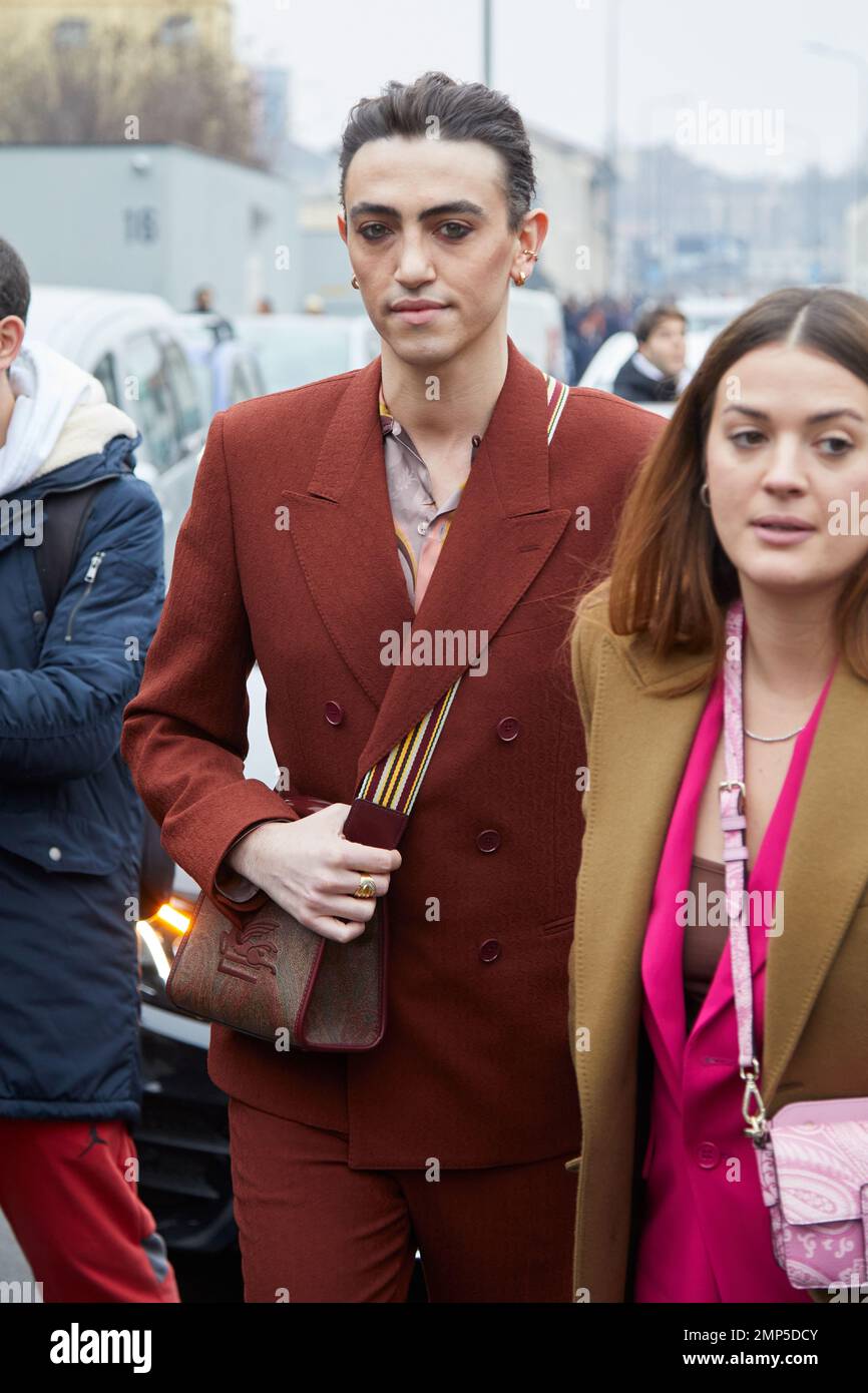 MILAN, ITALIE - 15 JANVIER 2023: Michele Bravi avant Etro défilé de mode, Milan Fashion week Street style Banque D'Images