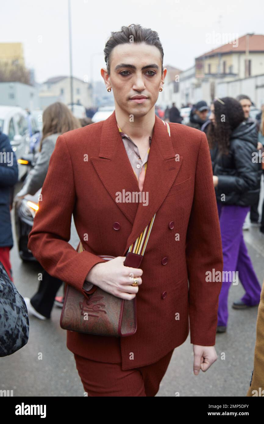 MILAN, ITALIE - 15 JANVIER 2023: Michele Bravi avant Etro défilé de mode, Milan Fashion week Street style Banque D'Images