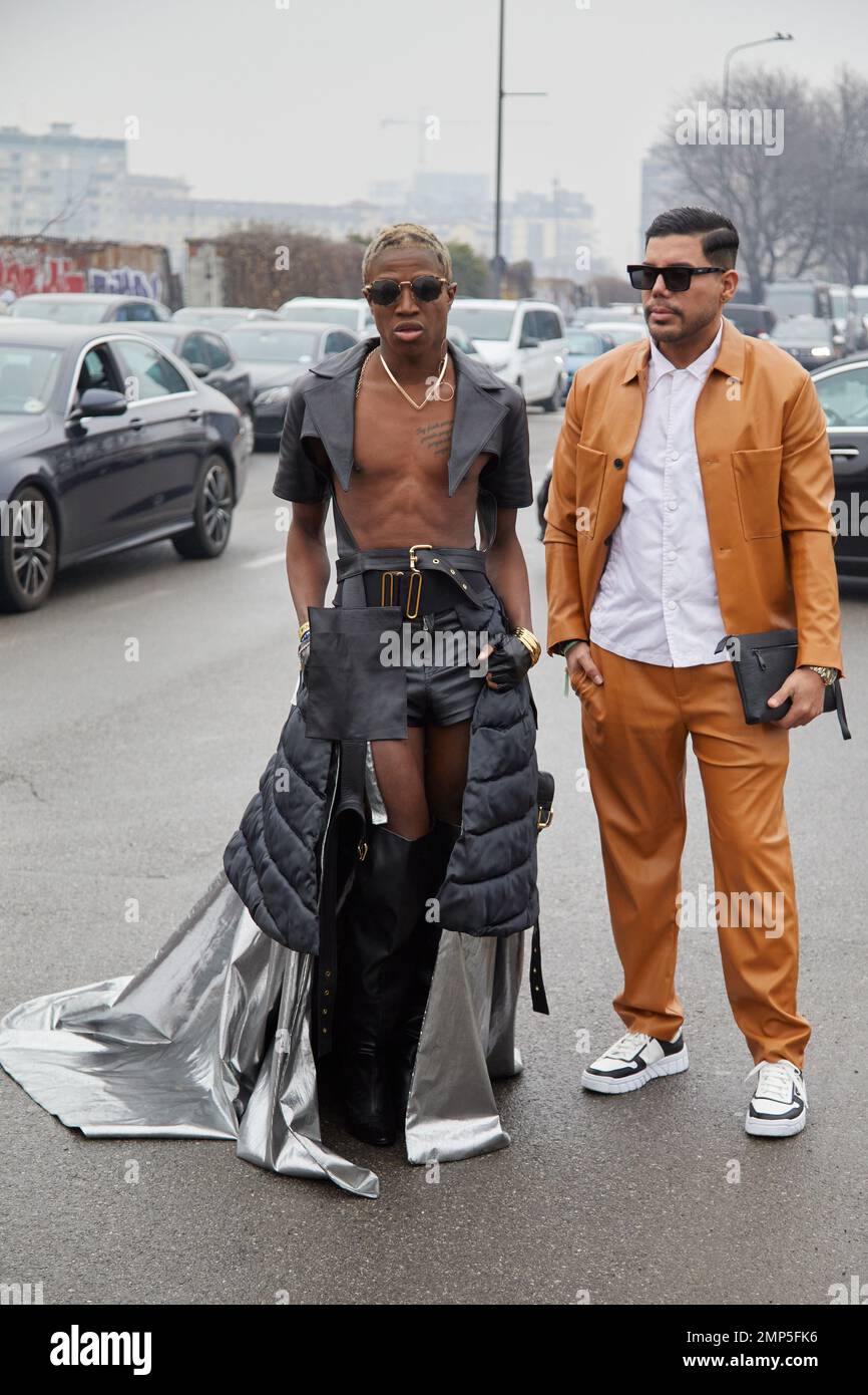MILAN, ITALIE - 15 JANVIER 2023: Homme avec jupe longue argentée et short  en cuir noir et chemise avant le défilé de mode Prada, Milan Fashion week  Street St Photo Stock - Alamy