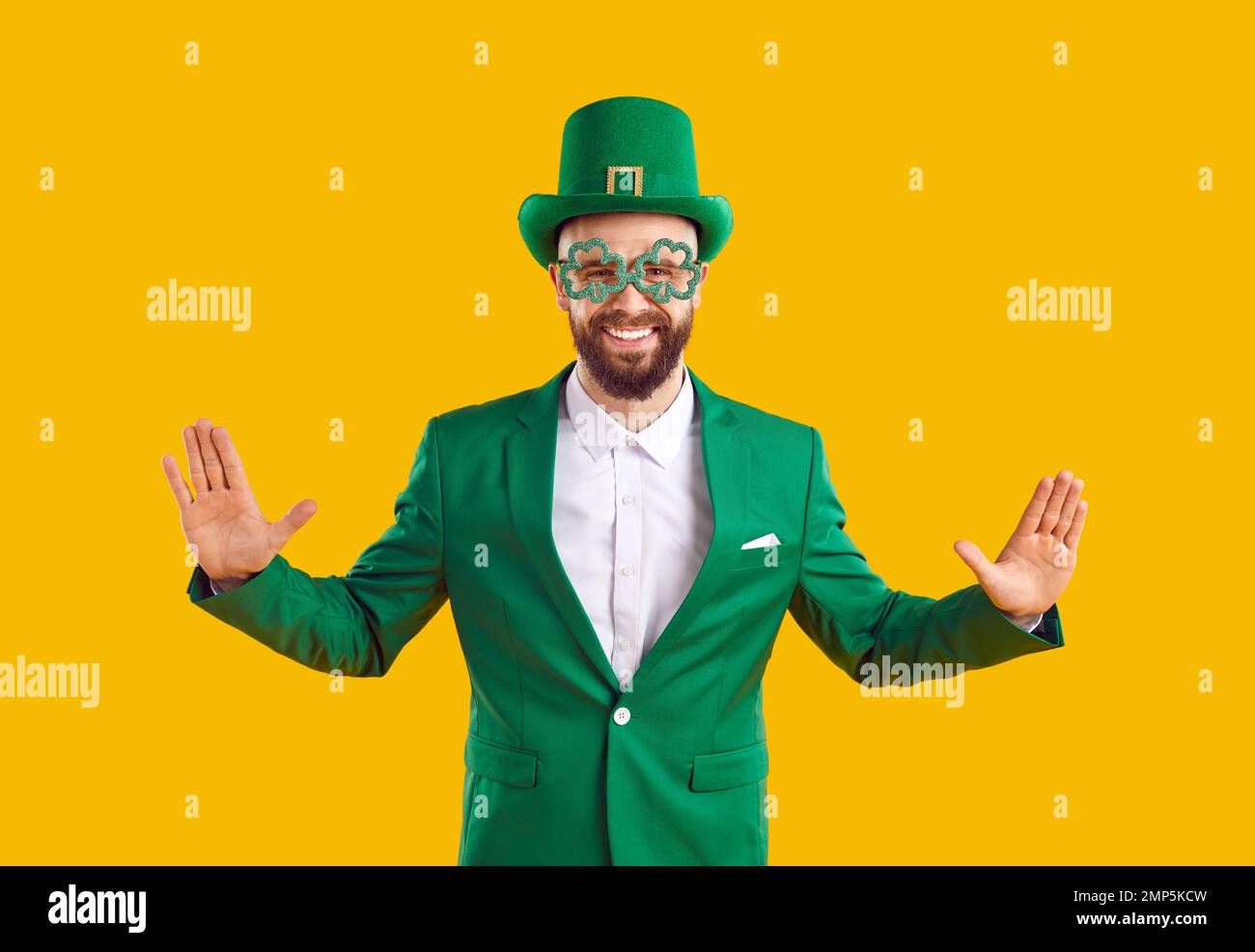 Patrick. Homme pensif à barbe en chapeau de lepreun avec Clover dans la bouche. Banque D'Images