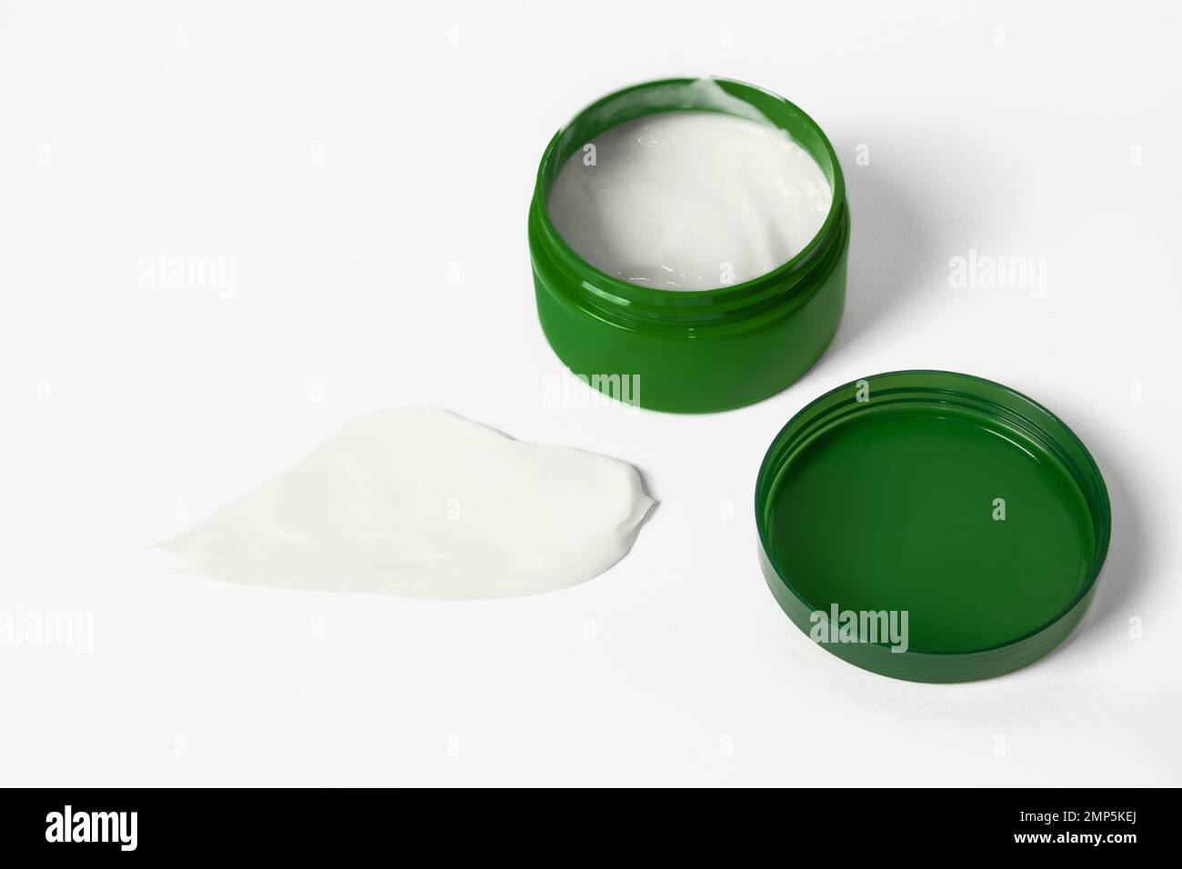 Pot de crème verte. Crème sur fond clair. Banque D'Images