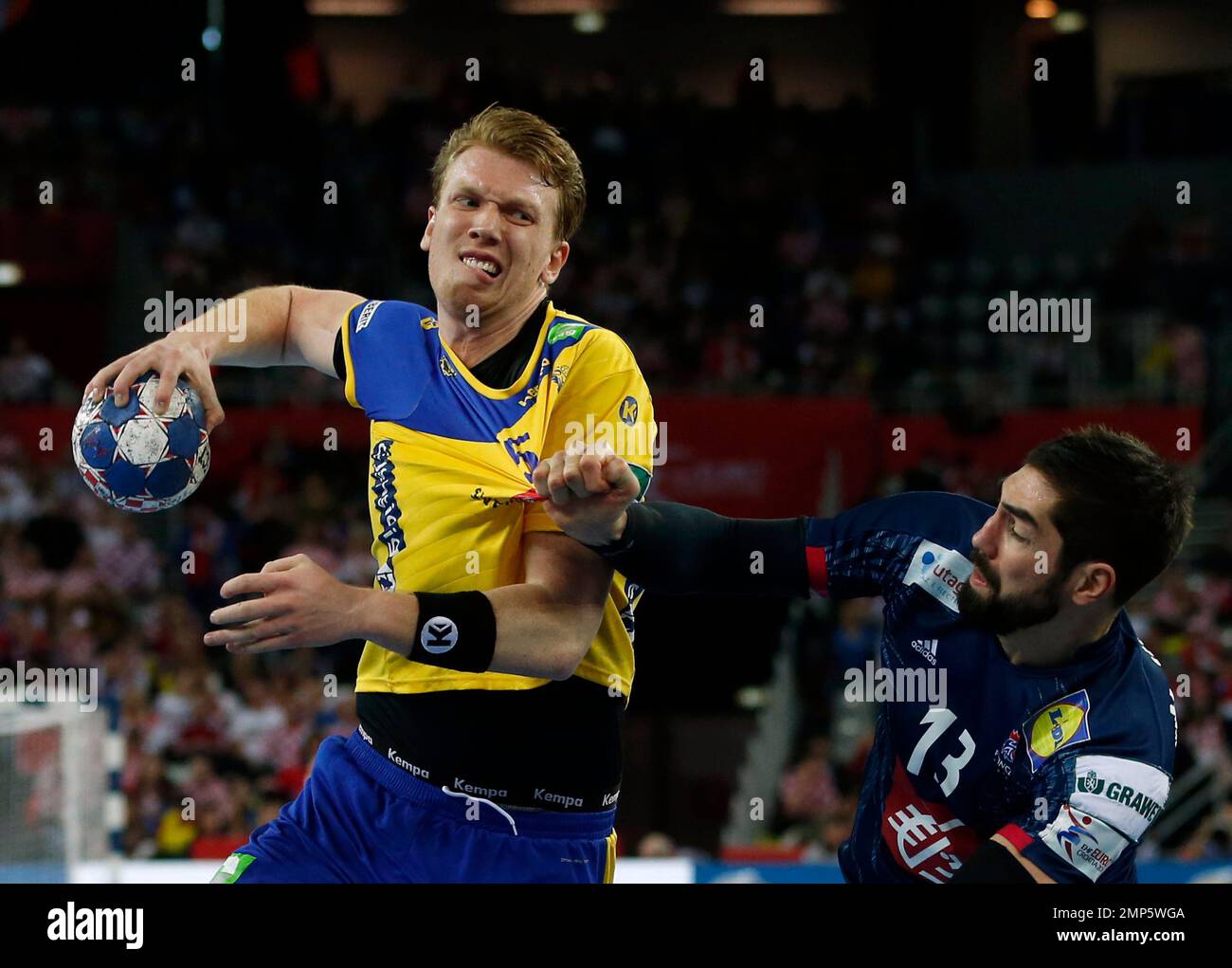 Sweden's Simon Jeppson, left, fights for the ball with France's Nikola Karabatic during the Eurohandball European Championships handball match between Sweden and France, in Zagreb, Croatia, Saturday, Jan. 20, 2018. (AP Photo/Darko Bandic) Banque D'Images