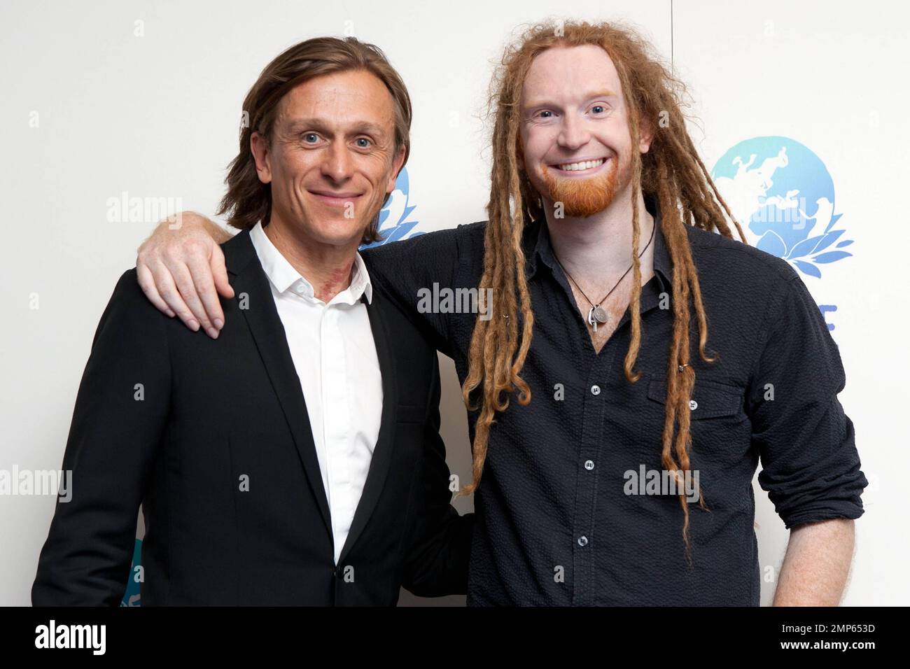 Newton Faulkner et le fondateur Jeremy Gilley assistent au concert « Global Trêve » de Peace One Day Celebration 2011 qui s'est tenu à l'Arena O2, Londres, Royaume-Uni. 21st septembre 2011. Banque D'Images