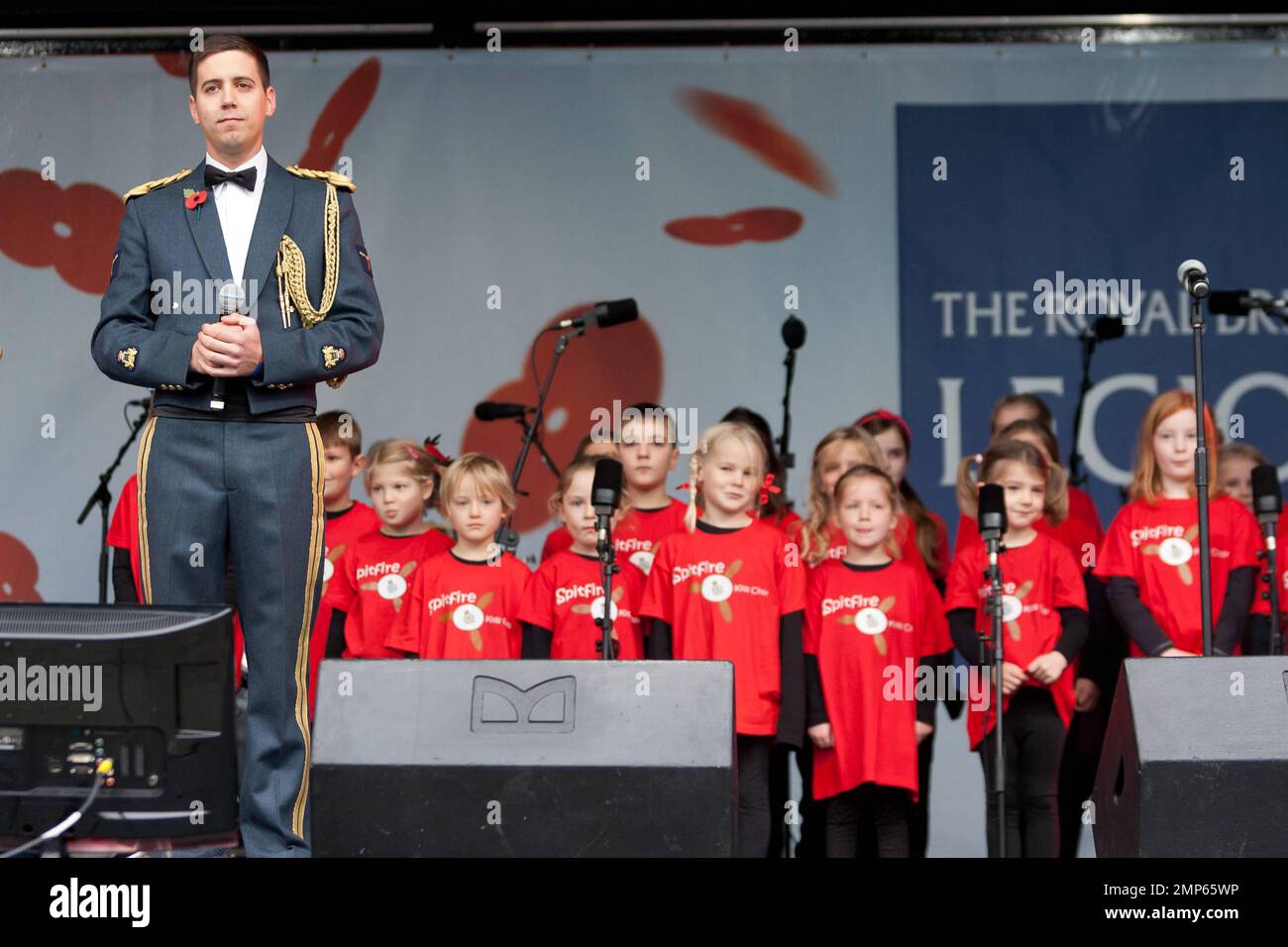 La chorale Spitfire Kids se produit lors de l'événement annuel Silence in the Square qui s'est tenu à Trafalgar Square. La cérémonie qui a commémoré ceux qui sont morts pendant deux guerres mondiales, dont 385 soldats britanniques tués en Afghanistan depuis 2001, a commencé à 11 h 00, reflétant la même époque où les armes sur le front occidental sont devenues silencieuses pour la dernière fois à la fin de la première Guerre mondiale en 1918. Partout au Royaume-Uni, des millions de personnes ont observé un silence de deux minutes pour marquer le jour de l'armistice. Londres, Royaume-Uni. 11th novembre 2011. Banque D'Images