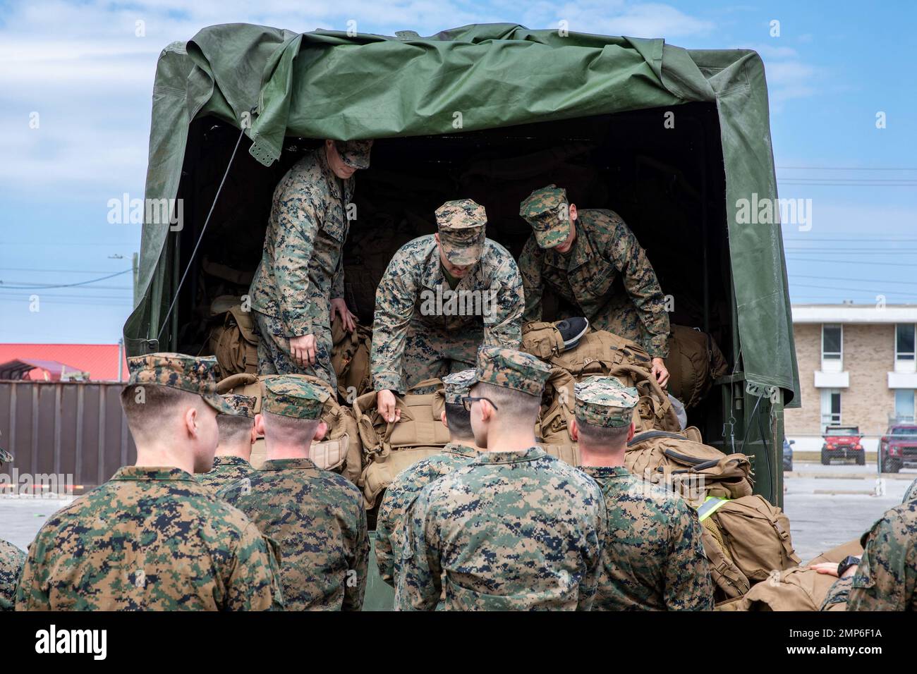 Les Marines américaines attachées à l'unité expéditionnaire maritime (UMM) 22nd chargent les bagages à l'arrière d'un véhicule après avoir débarqué le navire de transport amphibie de classe San Antonio USS Arlington (LPD 24) à Morehead City, Caroline du Nord, le 10 octobre 2022. Le Kearsarge Amphiobie Ready Group et a lancé 22nd MEU opère dans l'océan Atlantique pour soutenir les opérations navales afin de maintenir la stabilité et la sécurité maritimes afin d'assurer l'accès, de décourager l'agression et de défendre les intérêts américains, alliés et partenaires. Banque D'Images