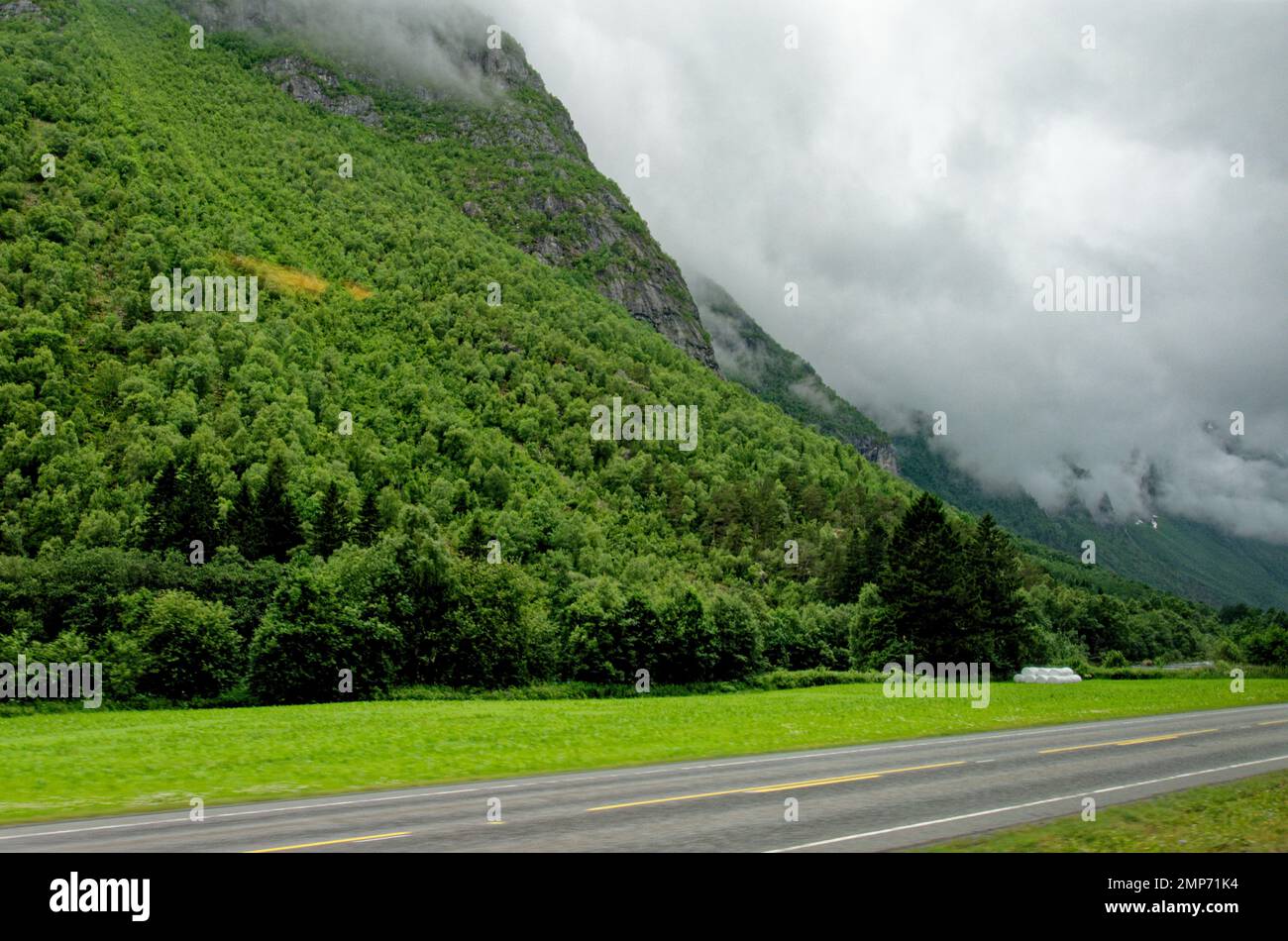 Route de montagne en été - Andalsnes - Norvège. 12.06.2012 Banque D'Images