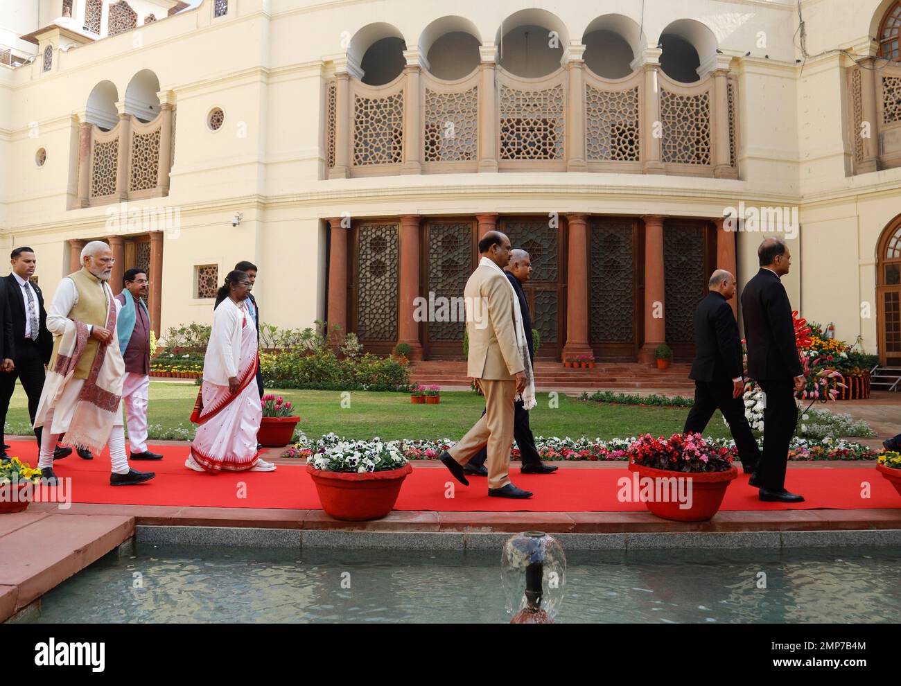 New Delhi, Inde. 31st janvier 2023. Le Président indien Droupadi Murmu (L2), le Premier ministre, Narendra Modi (L), Om Birla (C), le Président Lok Sabha, Le vice-président, Jagdeep Dhankhar (CR1) et d'autres arrivent au Central Hall pour prendre la parole lors de la session conjointe le premier jour de la session budgétaire au Parlement à New Delhi. Crédit : SOPA Images Limited/Alamy Live News Banque D'Images