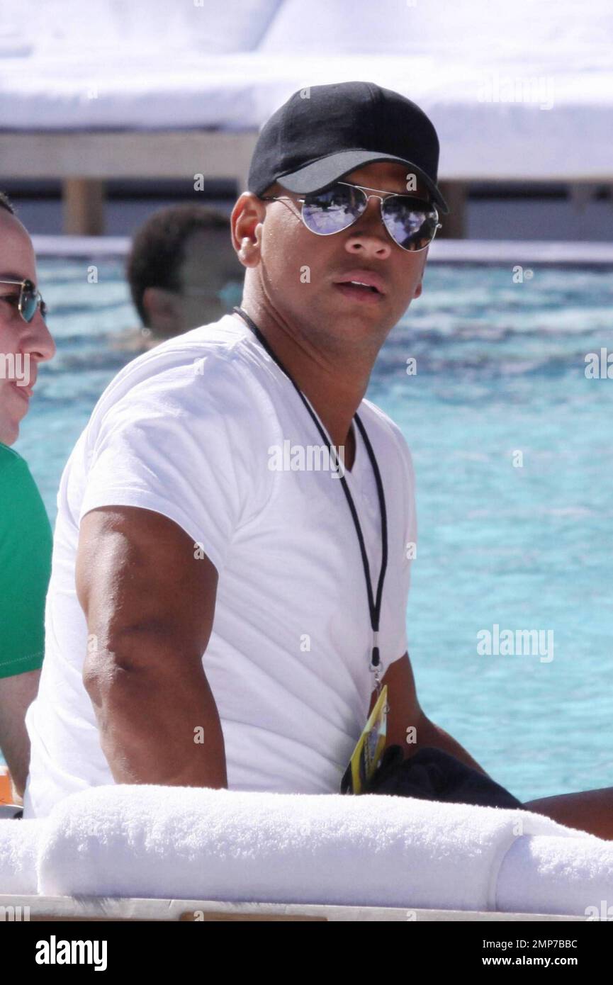 Alex Rodriguez profite d'un après-midi de boissons et d'attention féminine à la piscine de l'hôtel W à South Beach. Plus tôt dans la journée Rodriguez a assisté au Direct TV Celebrity Beach Bowl avec son directeur Guy Oseary. Miami, FL 2/6/2010 Banque D'Images