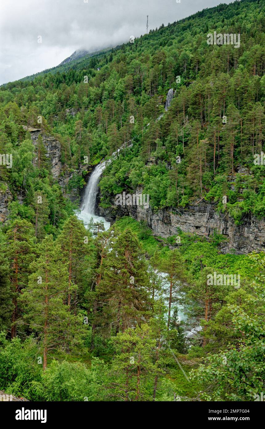 Destination voyage Norvège. Parc national de Jostedalsbreen - Waterfall - Europe destination voyage Norvège 12th de juin 2012 Banque D'Images