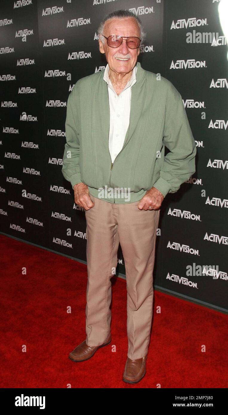 Stan Lee arrive à l'événement Activision E3 2010 Preview qui se tient au Staples Center à la veille de l'Expo E3 (Electronic Entertainment Expo). E3 est une conférence annuelle de jeux vidéo présentant toutes les nouveautés des jeux vidéo, qui a lieu de 15 juin à 17 juin. Los Angeles, Californie. 06/14/10. Banque D'Images