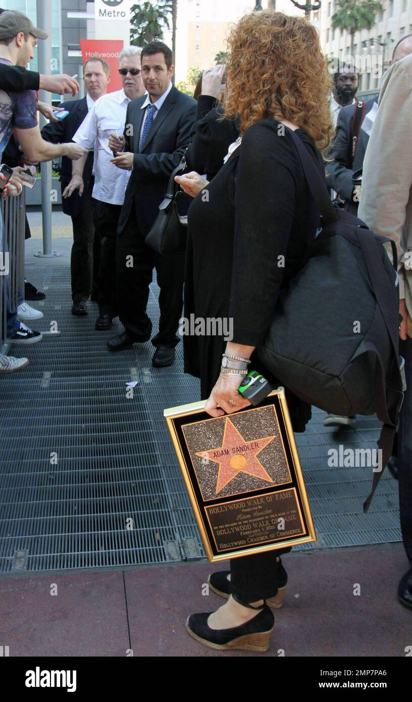 Accompagné de sa femme Jackie, de ses filles Sadie et Sunny et de sa mère  Judy, Adam Sandler reçoit sa star sur le Hollywood Walk of Fame. Sandler a  également été rejointe