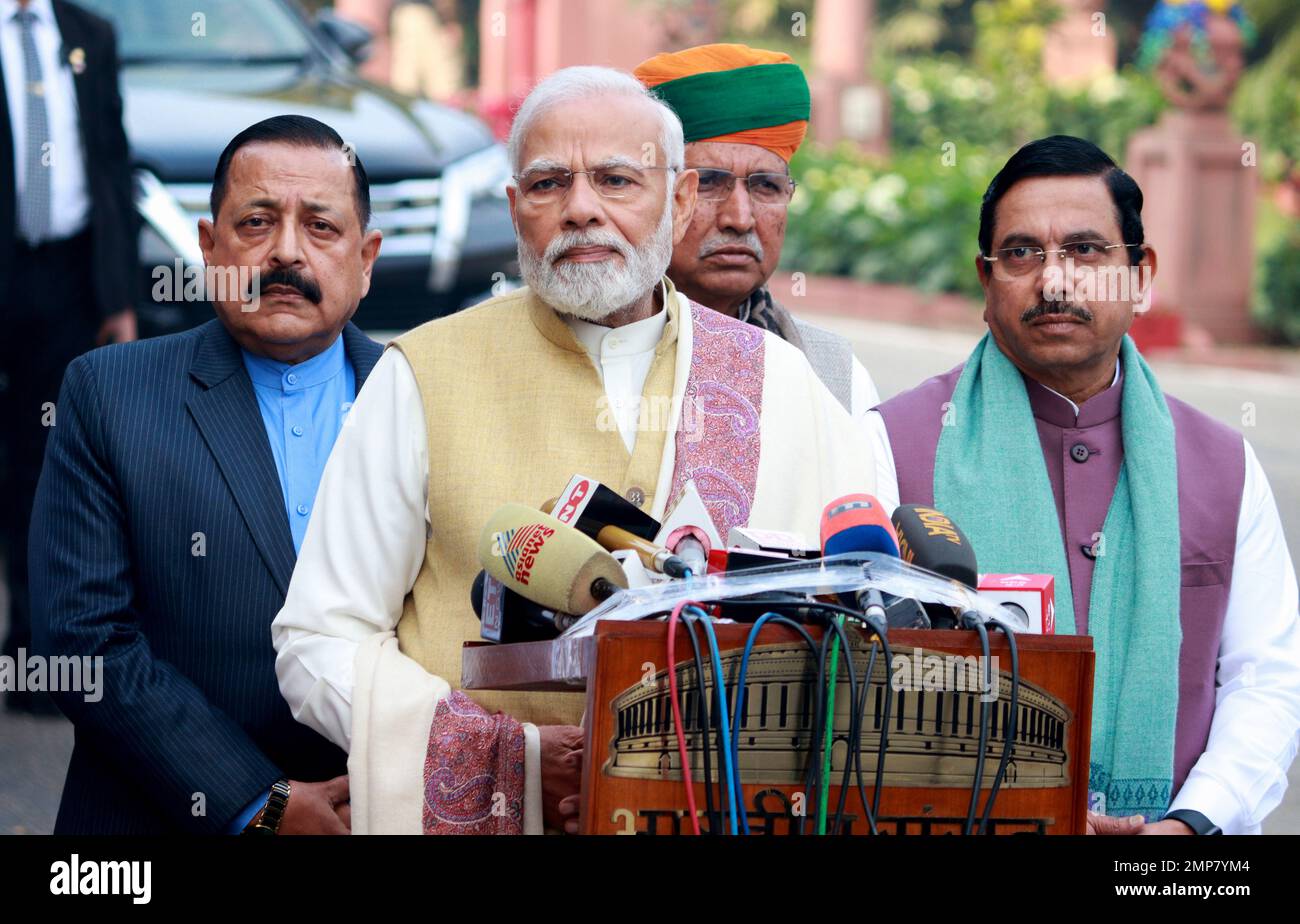 Le Premier ministre indien Narendra Modi s'adresse aux médias le premier jour de la session budgétaire du Parlement, à New Delhi. Banque D'Images